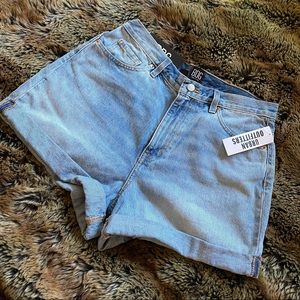 NWT UO denim mom high rise shorts size 31